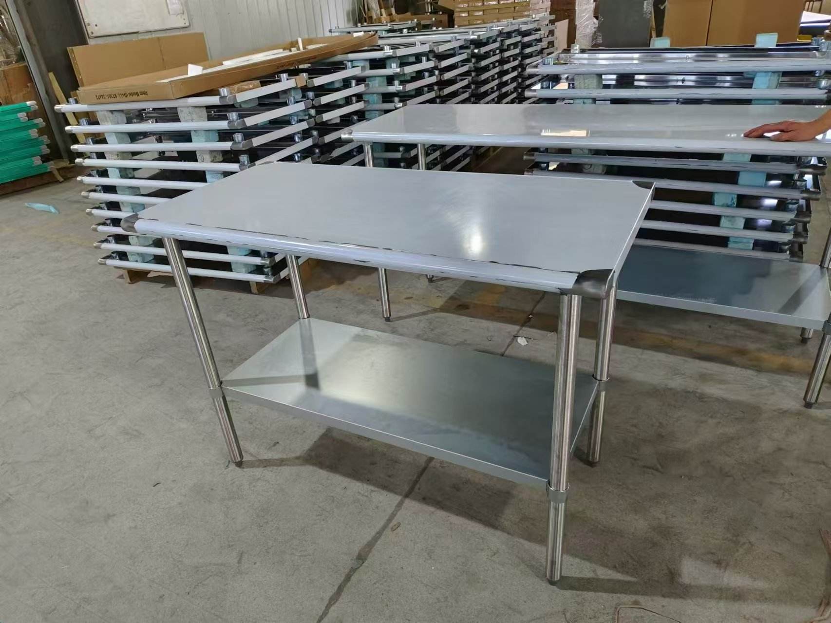 Mesa de trabajo de la cocina de acero inoxidable con ruedas