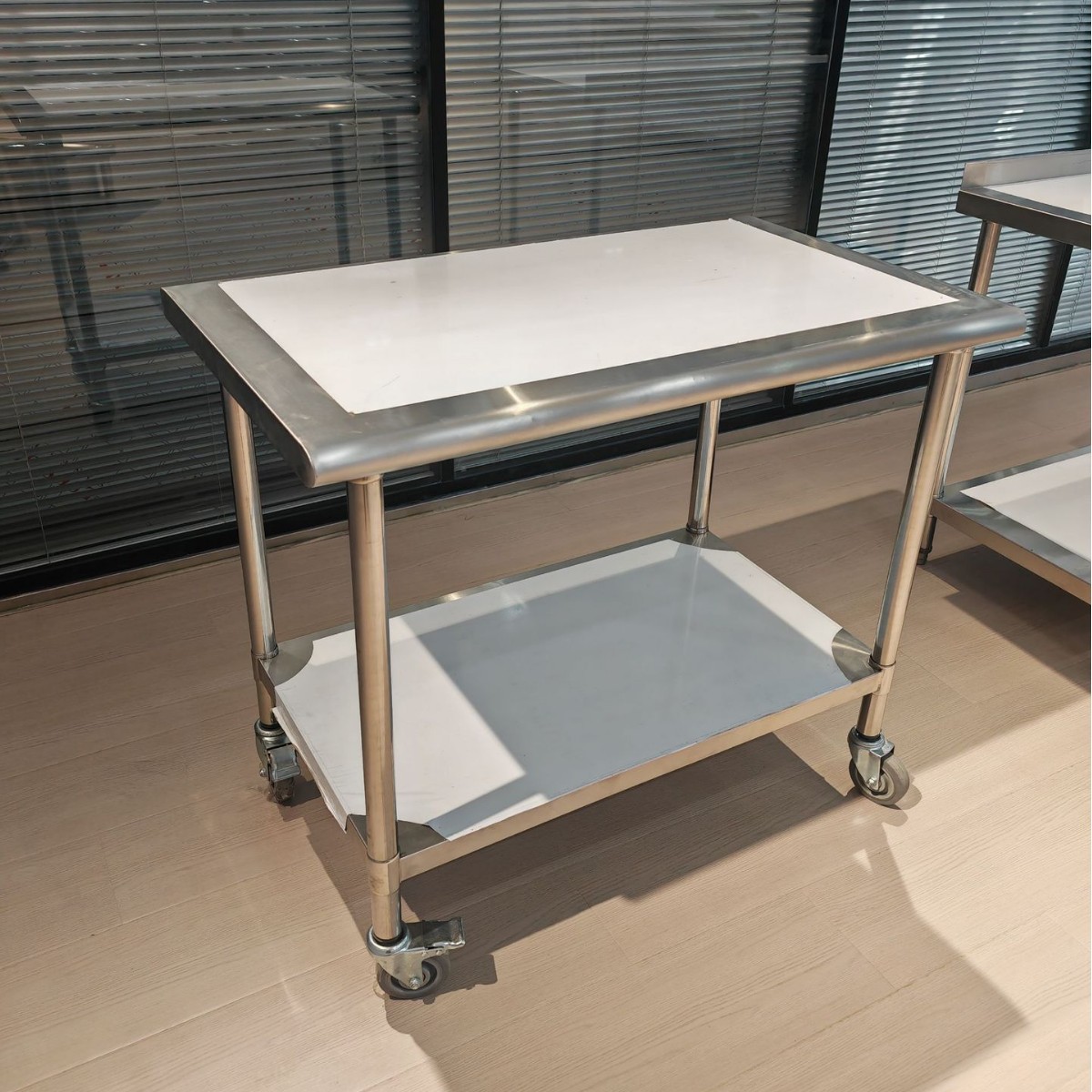 Mesa de trabajo de la cocina de acero inoxidable con ruedas