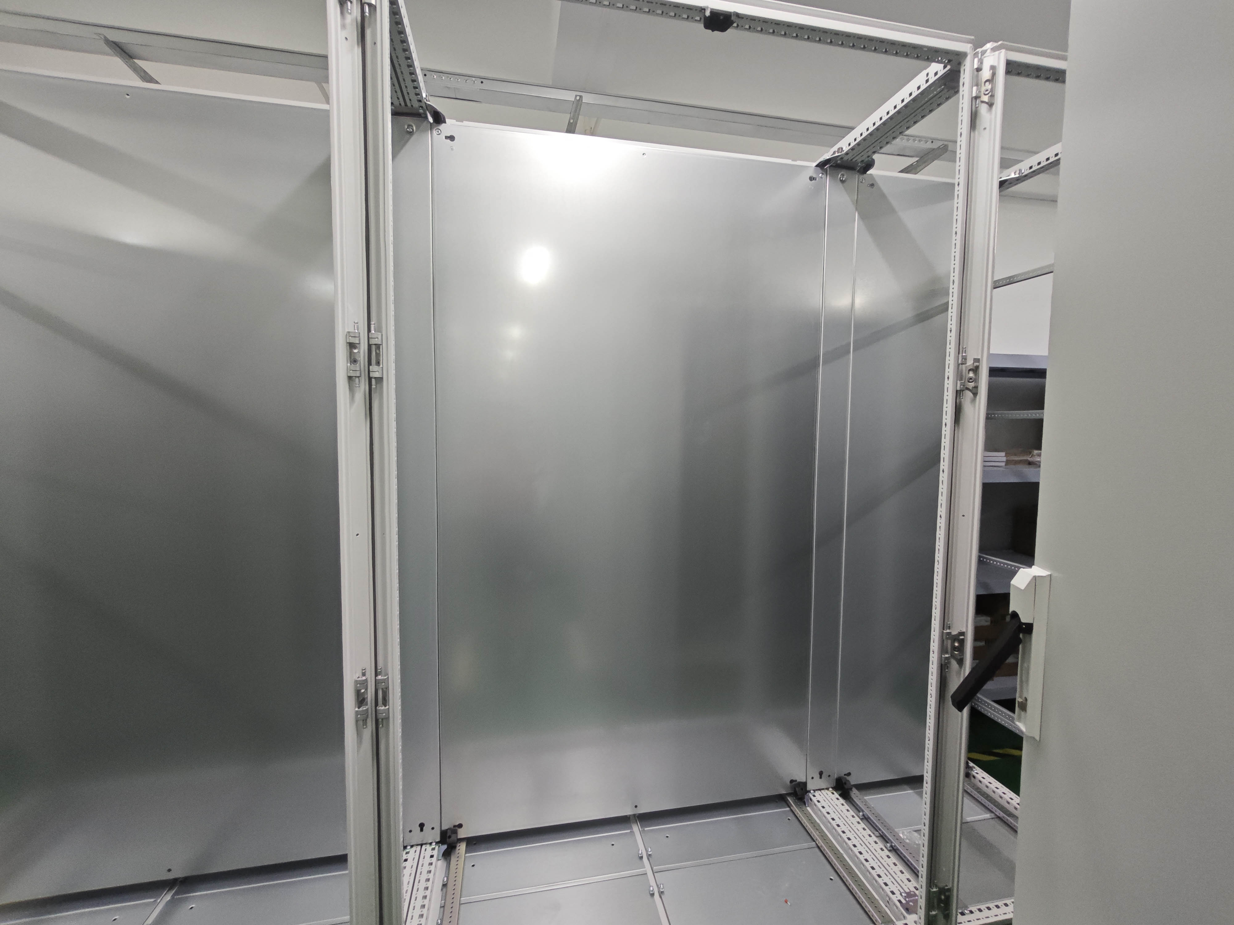 Rack de servidor vs. Rack de marco abierto: ¿Cuál es el adecuado para su configuración de ti?