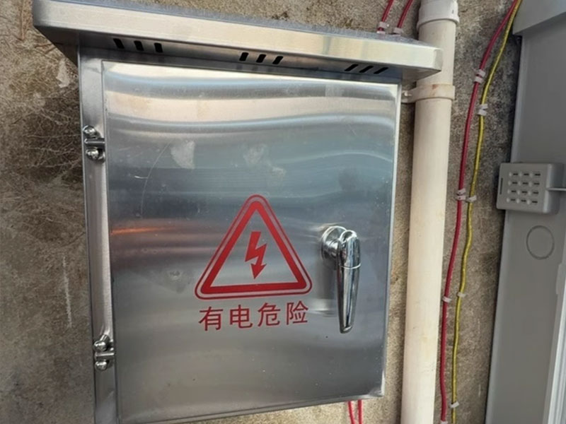 ¿Por qué un armario para equipos de fabricación con asas ergonómicas reduce la tensión de trabajo?